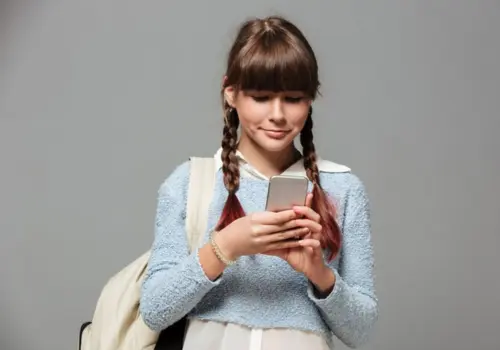 Excesso de telas entre jovens pode causar puberdade precoce ( Imagem: Freepik)