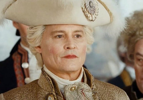 Filme de Johnny Depp recebe aplausos em Cannes e emociona ator.