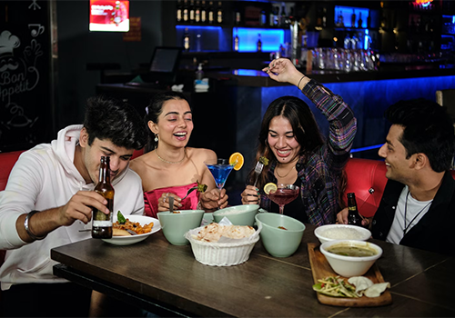 Ter amigos ajuda na vida amorosa — entenda o porquê (foto: Himanshu Choudhary/Unsplash)