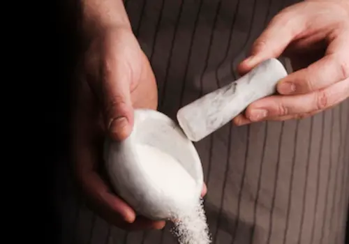 Excesso de sal na alimentação está ligado a distúrbios cognitivos ( Imagem: Freepik)