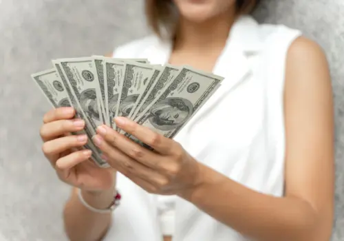 Dólar baixo: é hora de comprar para viajar ( Imagem: Freepik)