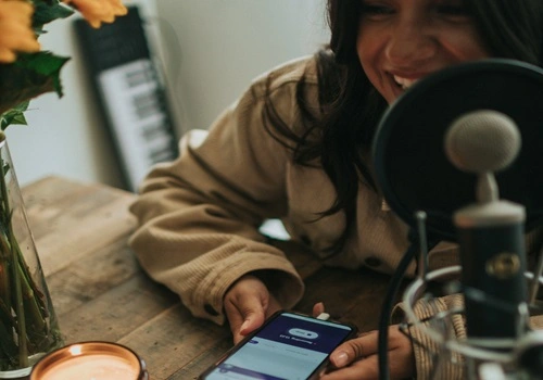 como mudar a voz e imitar qualquer personagens usando aplicativo?