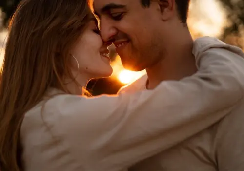 Encontrar um parceiro sem sair de casa? Conheça os melhores apps de relacionamento ( Imagem: Freepik)