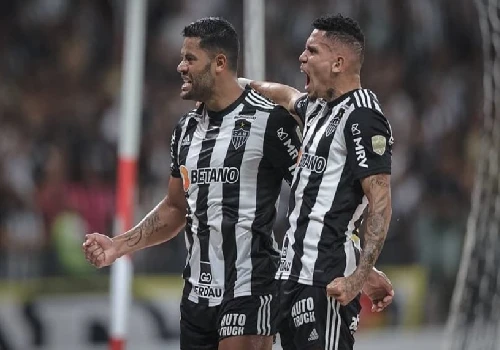 Hulk e Paulinho comemoram gol pelo Atlético-MG