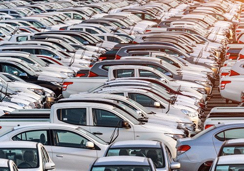 estacionamento com centenas de carro e placas de veículo